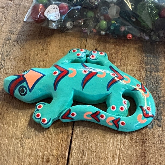 Vibrant Teal Lizard  with Bag Beads - Picture 3 of 5